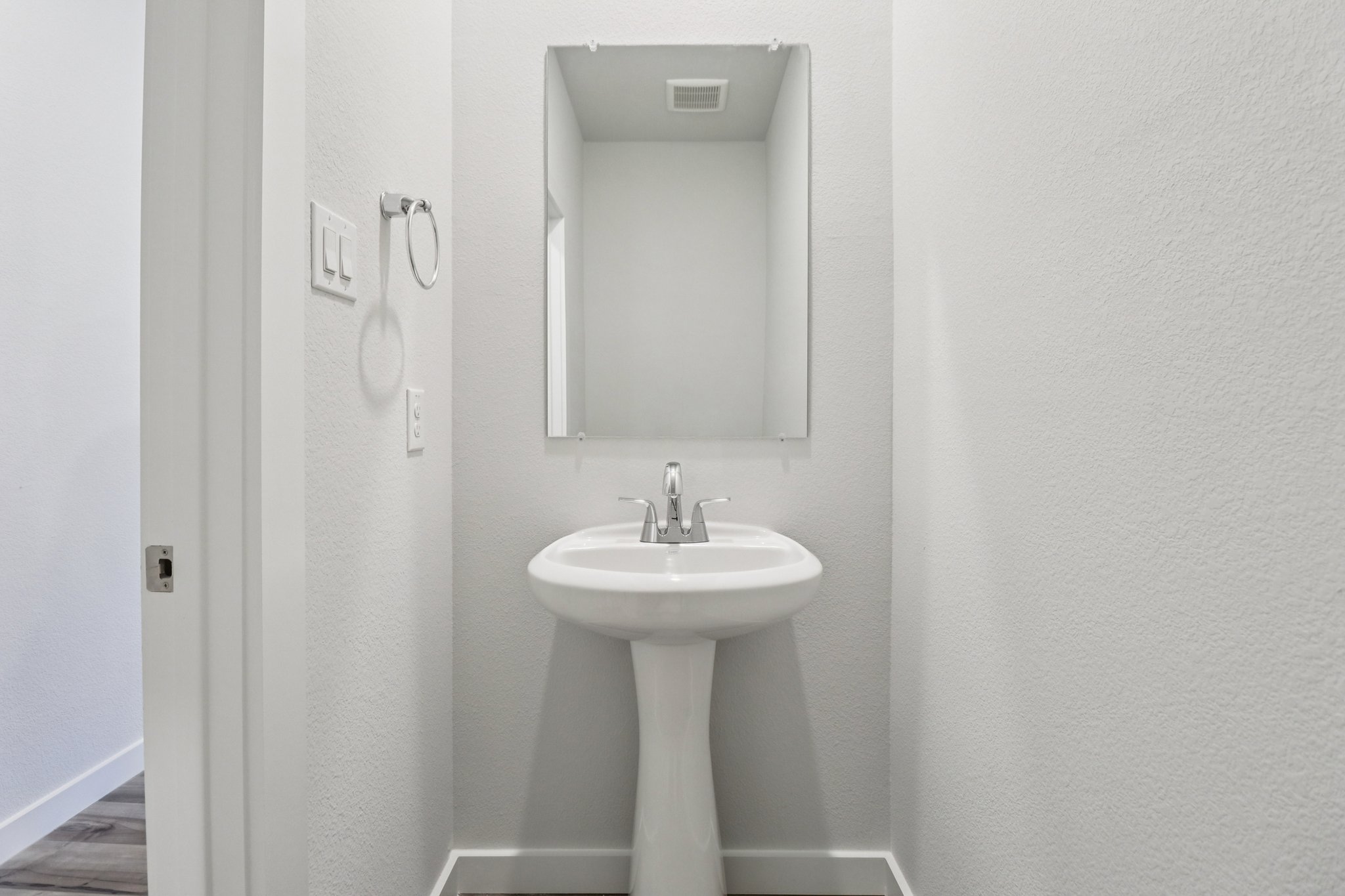 A bathroom with a sink and mirror.