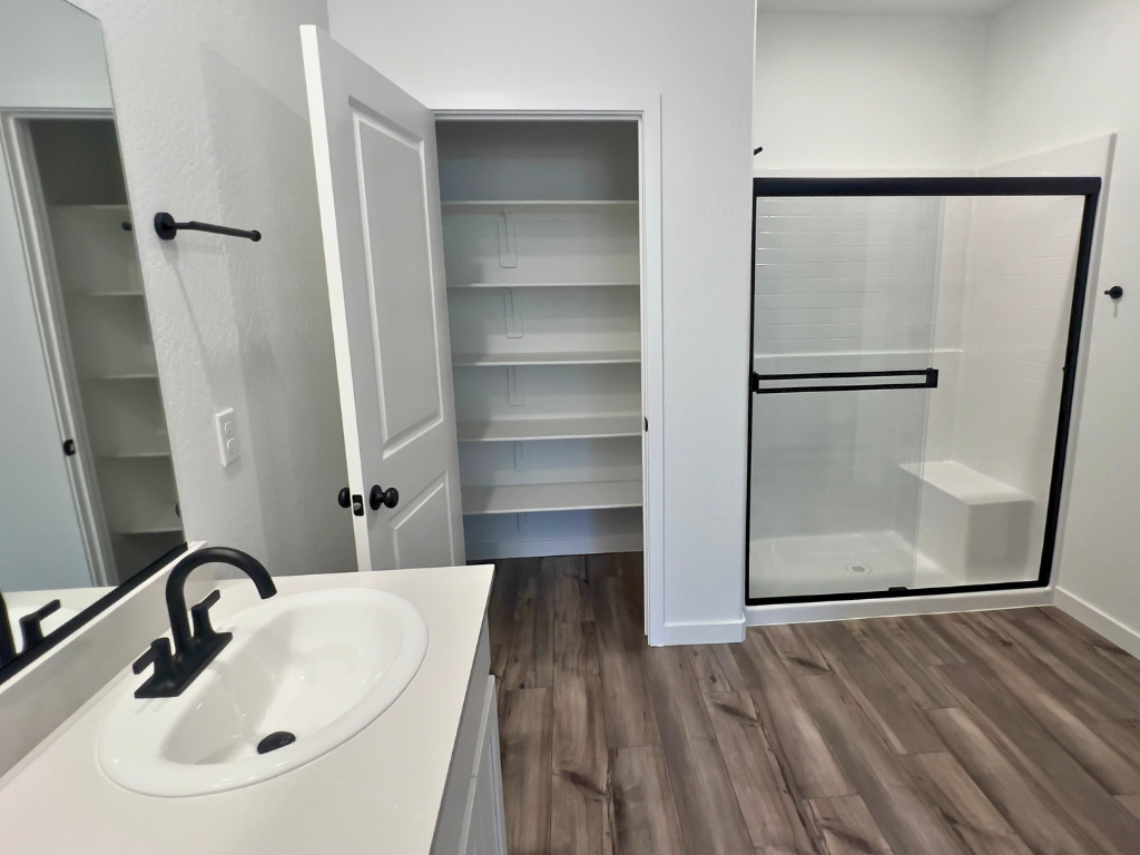 A bathroom with a sink and a mirror.